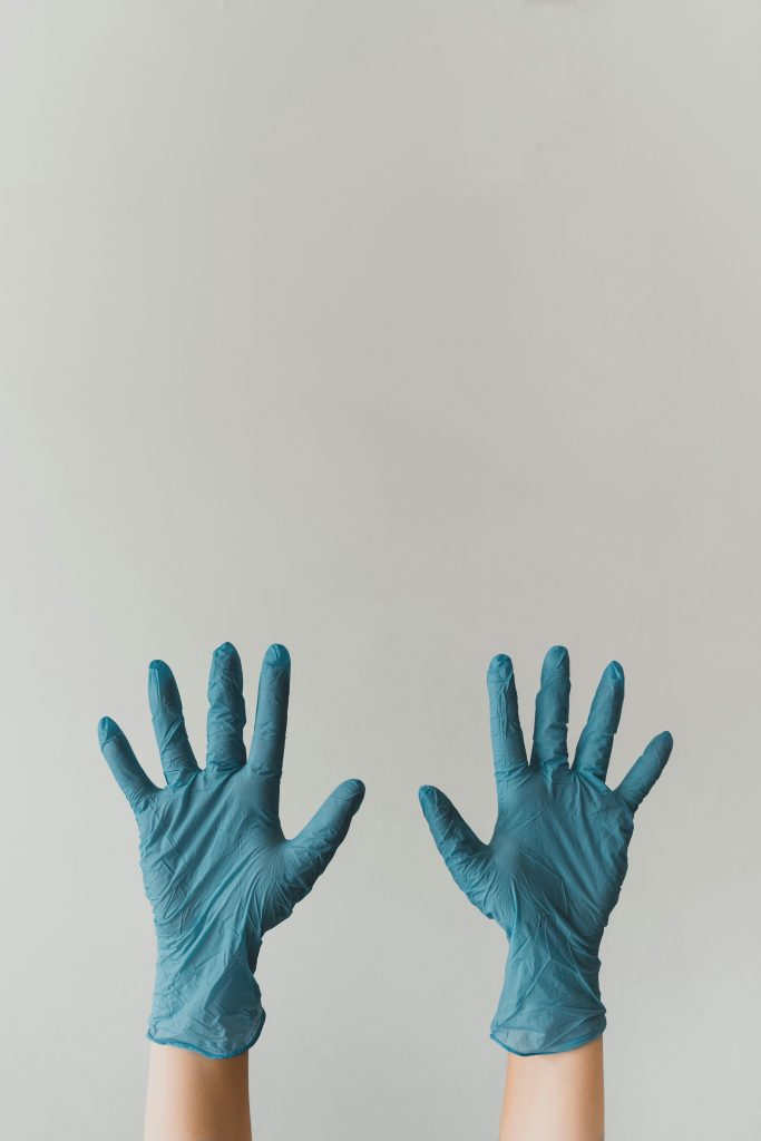 Mains gantées de nitrile avant intervention