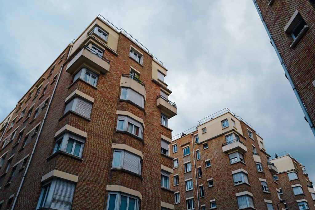 Façade d’un immeuble d’habitation en brique