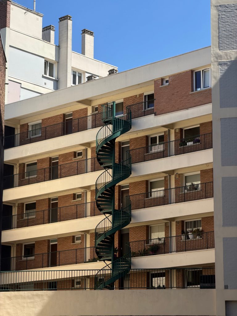 Coursives et escalier extérieur d’une résidence