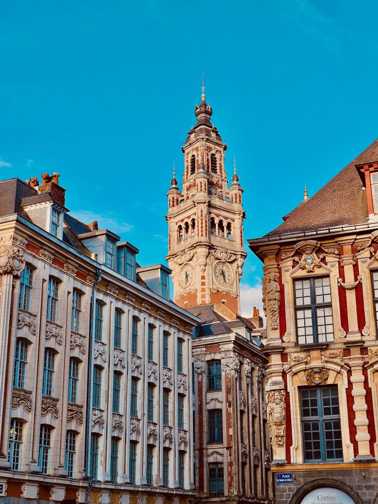 Façades de pierre et beffroi du centre de Lille