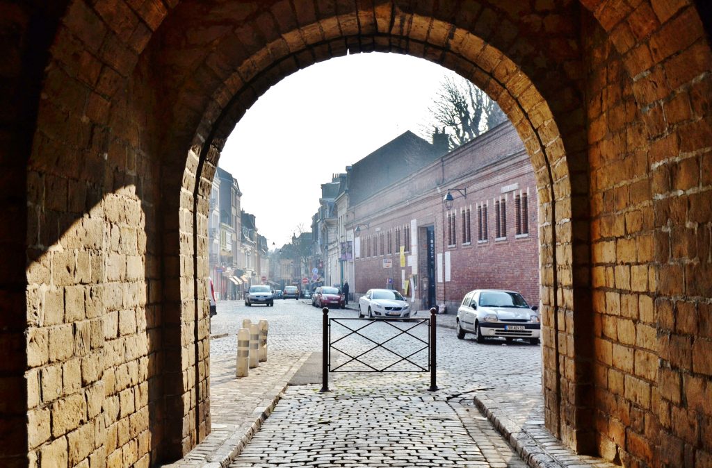 Passage vouté donnant sur une rue pavée
